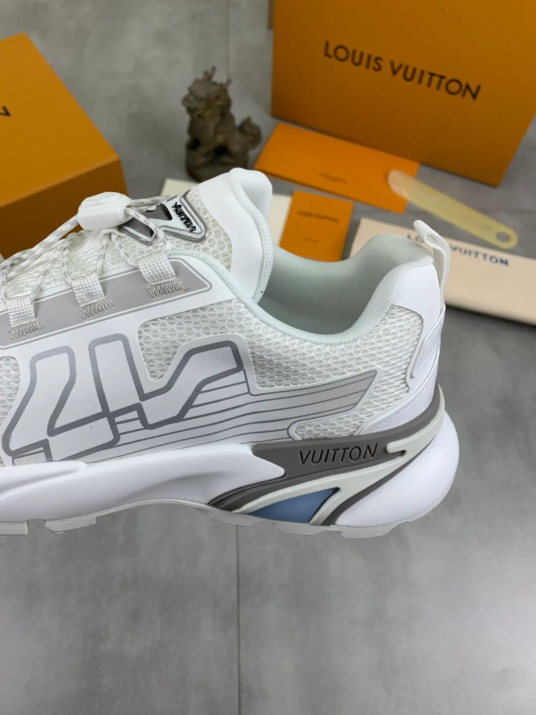 Men's Men's Shoes💰P740 New High Version LV Louis Vuitton L Jialu Brand Runner Tatic Series Thick Sole Casual Sports Shoes Running Shoes Original Purchase Development Production This LV Runner Tatic sports shoe combines technical materials such as mesh fabric and ribbons to interpret the inspiration of traditional mountaineering shoes. LV letters are written on one side, the lariat buckle of the quick lacing system is embellished with Monogram flowers and Louis Vuitton logos, and the light and wear-resistant rubber outsole completes the whole package. The delivery counter is beautifully packaged🛍📦 ▪️Fabrics: Original imported custom technical fabric + mesh ▪️Inner lining: Original customized breathable mesh ▪️Sole: Original open-molded anti-slip rubber combination material ▪️Sole thickness: 4CM ▪️Size: Men's 39-44 (38 45 (customized)